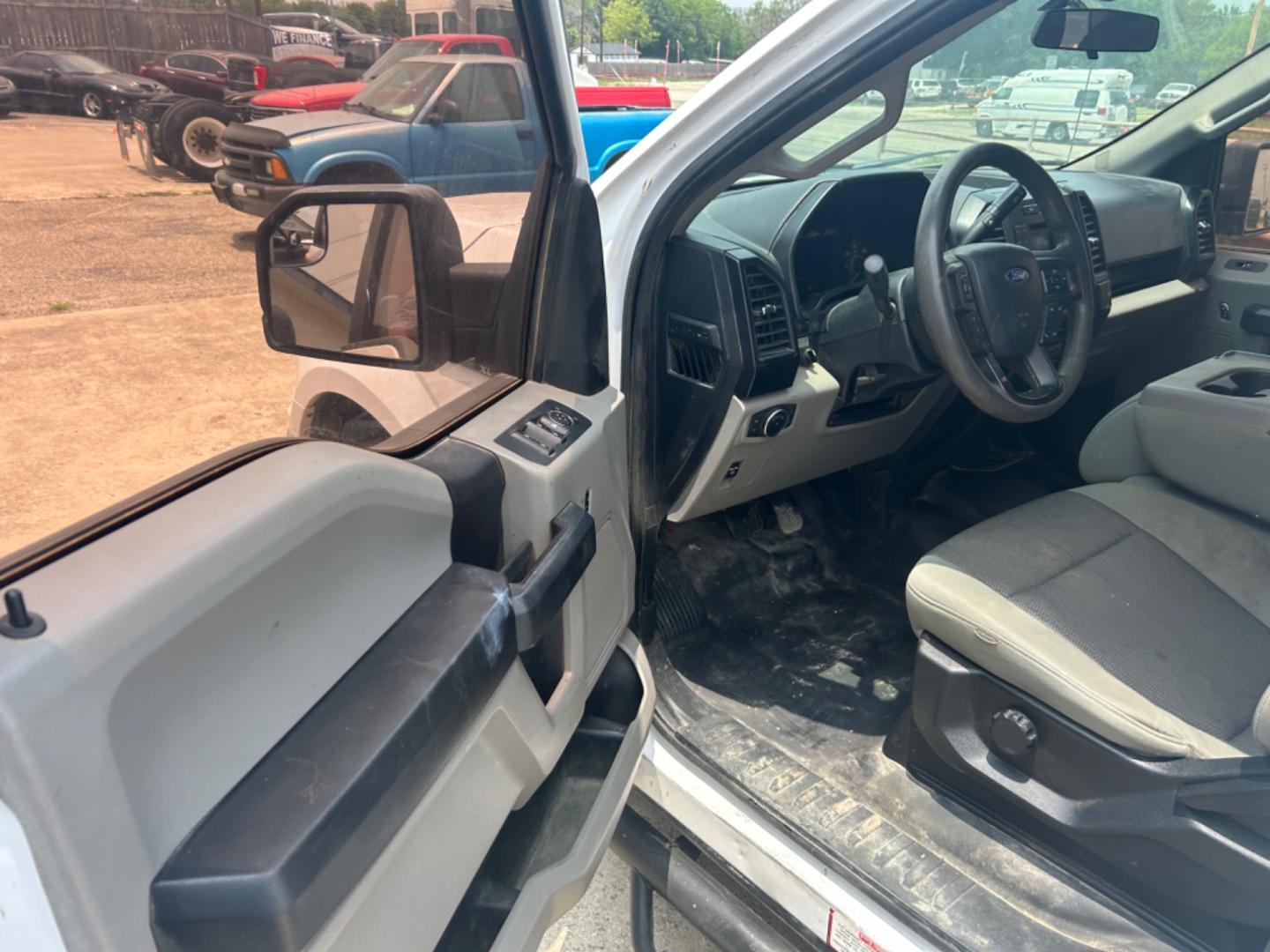2018 White Ford F-150 XL SuperCab 6.5-ft. 4WD (1FTFX1EG6JK) with an 3.5L V6 DOHC 24V engine, 6A transmission, located at 1687 Business 35 S, New Braunfels, TX, 78130, (830) 625-7159, 29.655487, -98.051491 - Photo#4